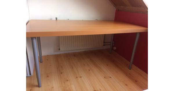 Bureau met verstelbare poten