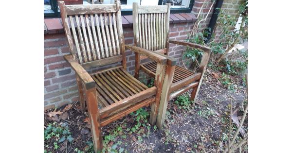 2 hard houten tuinstoelen