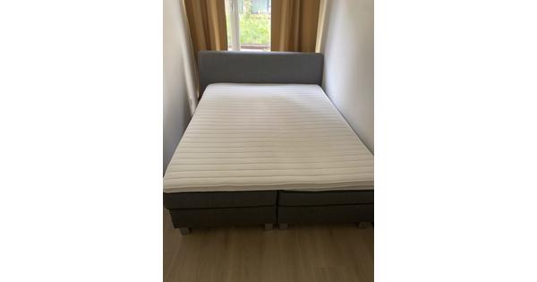 Boxspring met topper en hoofdbord