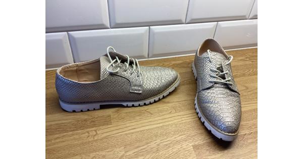 Beige lage schoen