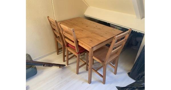 Houten IKEA tafel met 4 stoelen