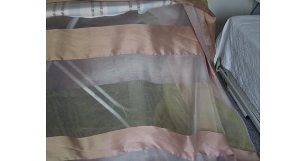 Glanzende vitrage in herfstkleuren, 220 cm hoog, 4 m breed.