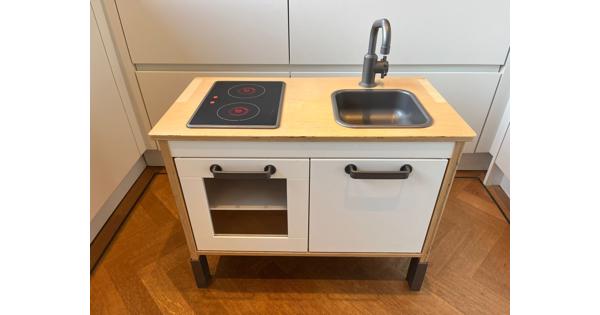 Ikea? keukentje onderstel gebruikt. 