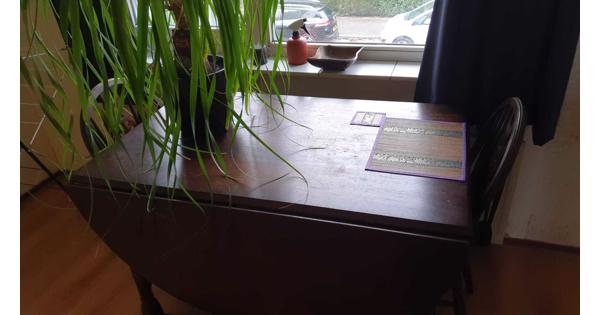 Eettafel met 5 stoelen