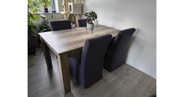 Eettafel (140 x 90 cm) met 4 stoelen