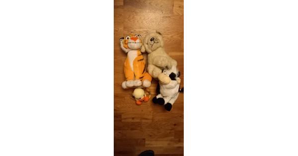 3 grote knuffels en 1 kleintje