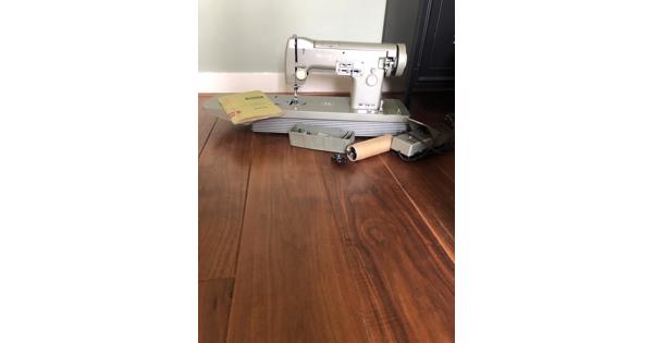 Necchi naaimachine compleet met accessoires.