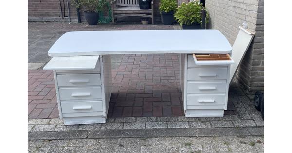 Eiken bureau (wit geschilderd) af te halen