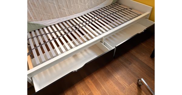 Eénpersoonsbed met twee lades