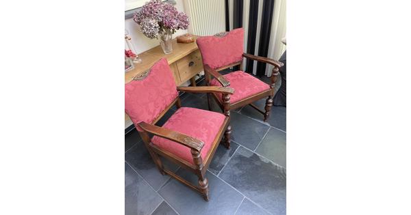 2 houten stoelen