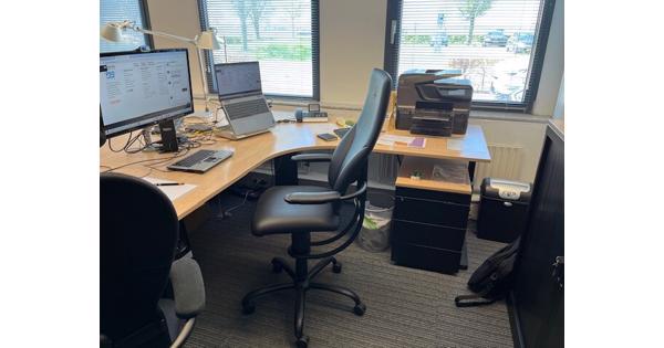 Bureau met twee werkplekken met zijbladen en ladenblok