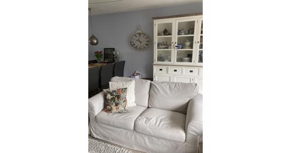 Nette 2en 3 zits bank Ektorp van Ikea kleur licht beige met afneembare hoezen