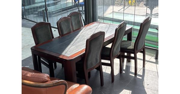 Eettafel met 6 stoelen. Groen bekleding en mahoniehout