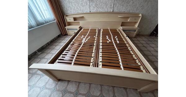 Bed incl. 2 verstelbare elektrische lattenboden en 2 nachtkasten