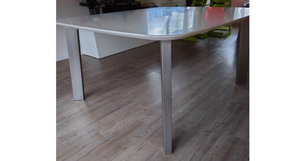 Witte eetkamertafel maat 1,40 x 1,60 in goede staat 