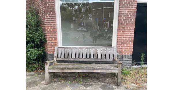 Twee tuinbanken