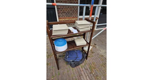Tegels, rugzakken, kast