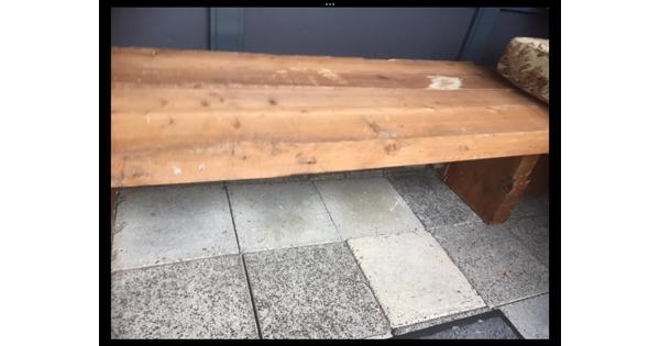 oude plafondbalken die een frame vormden voor een balkonloungebank