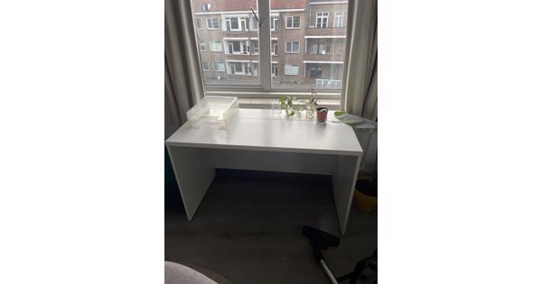 Handig wit bureau