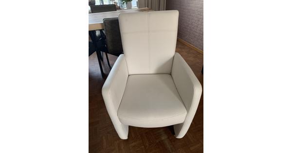 6 witte eetkamerstoelen nep leer, op wieltjes 