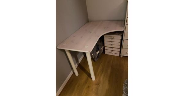 (hoek) Bureau in goede staat met afdraaibare poten.