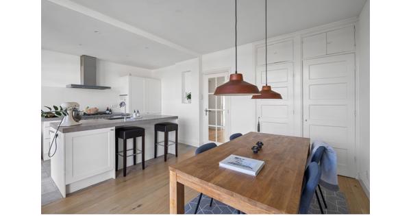 Eettafel plus stoelen en onderkleed 
