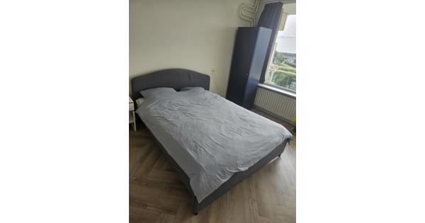 Tweepersoonsbed met hoofdbord en matras