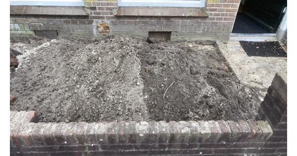 2 kuub schone grond, direct uit de voortuin te scheppen