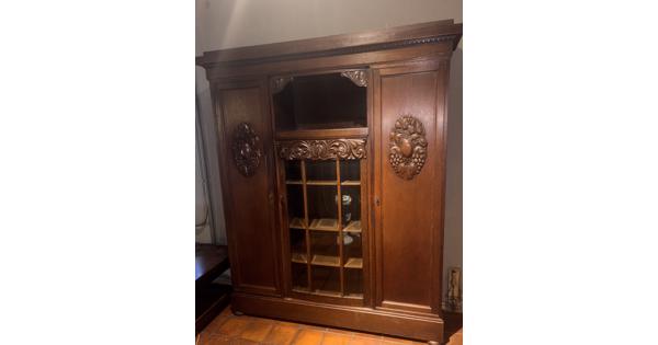 Antieke houten kast 