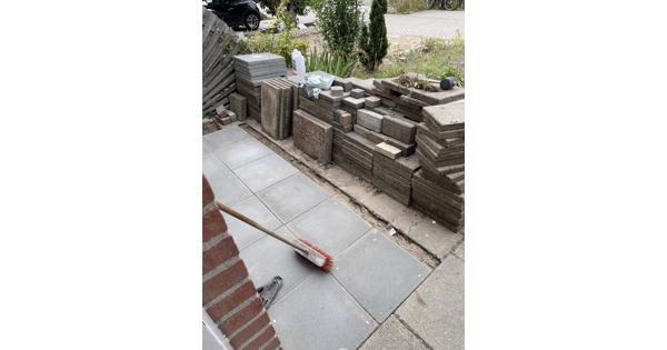 Stenen ophalen in Schiedam. Worden vervangen.