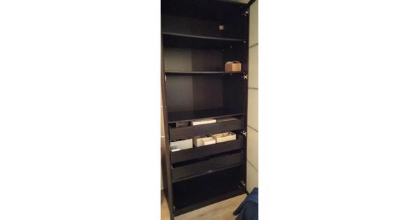 Kast Ikea zwart met 2 deuren en 3 lades