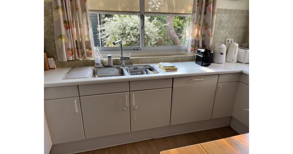 Degelijke U-vormige witte keuken