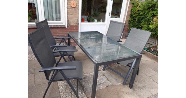 Tuinset: tafel en 4 stoelen