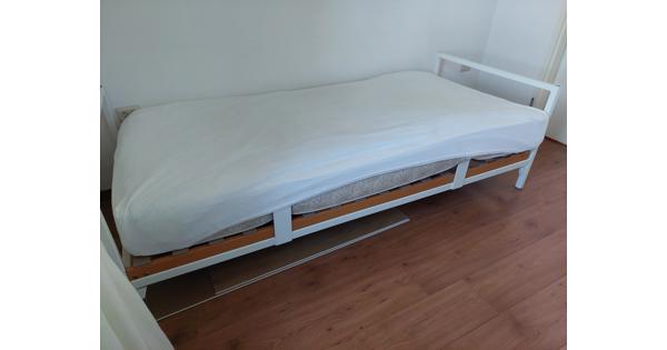 Metalen bed met matras