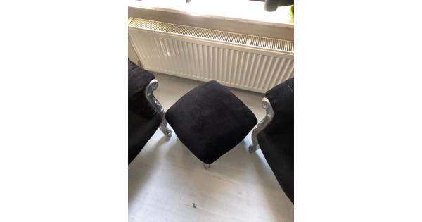 2 stoelen met voetenbankje
