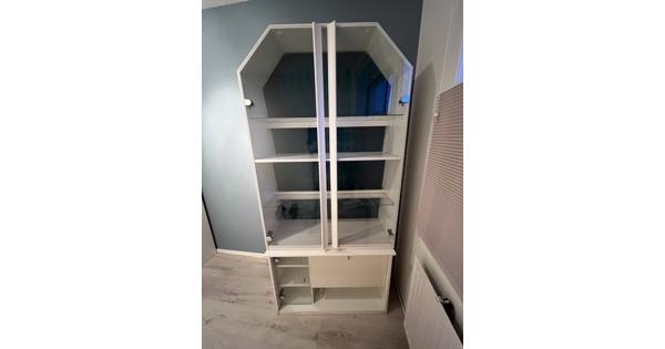 Witte vitrinekast met onderin opbergruimte