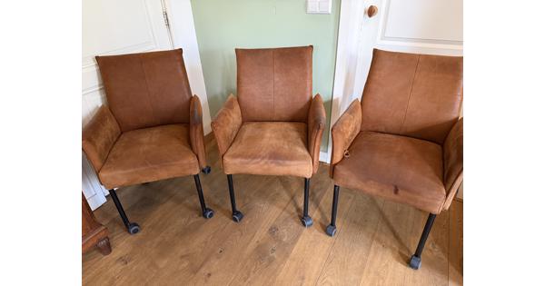 Drie leren eetkamerstoelen