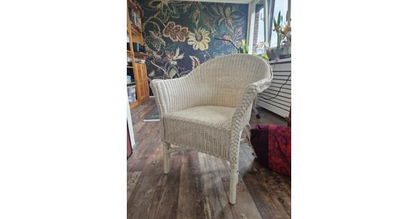 Witte rotan stoel