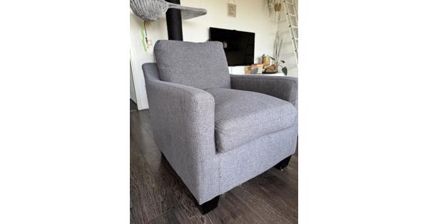 fauteuil grijs met gebruikssporen