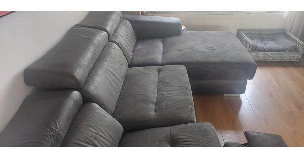 Bruine bank met voetensteun en hocker