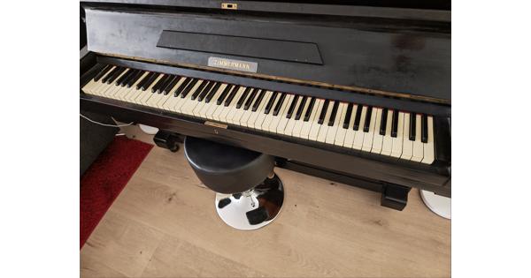 Zwart gelakte piano