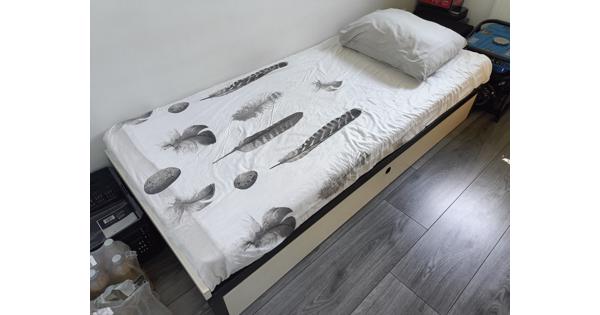 Eenpersoons bed met handige opberglade matras afmeting 190x80