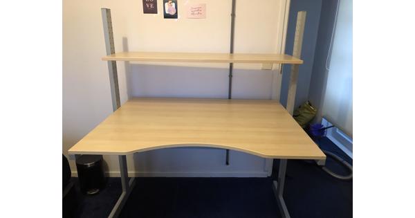 Bureau met bovenplank