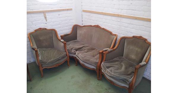 bank met bijbehorende stoelen en salontafel