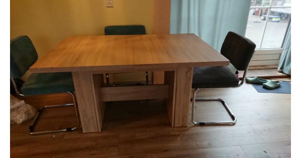 Uitschuifbare eettafel. Eet met z'n tweetjes of met de hele familie.