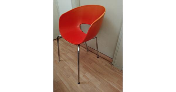 Zes oranje stoelen - kunststof en chroom - stapelbaar