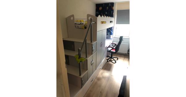 Hoogslaper, kast en bureau in 1
