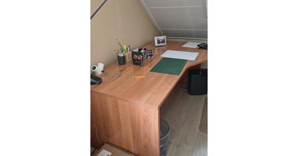 Mooi flink bureau met kast