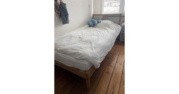 Eénpersoonsbed met lattenbodem en matras 