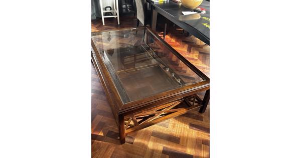 Salontafel met hardglazen top